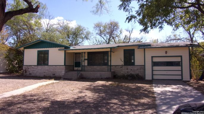 Attached, Exterior, Facade, Ranch
