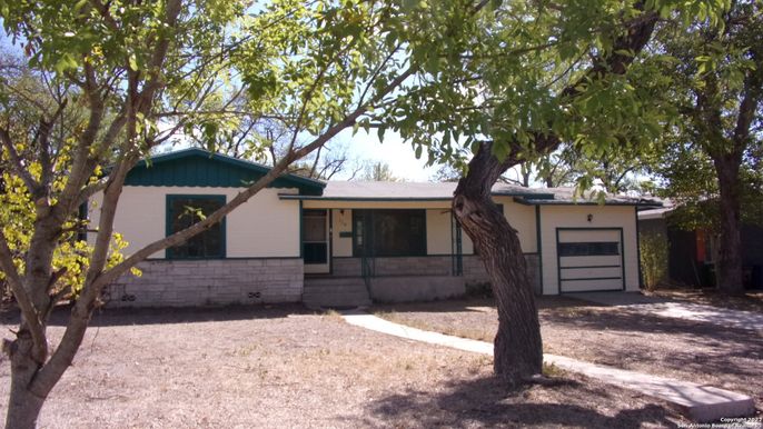 Attached, Exterior, Facade, Ranch