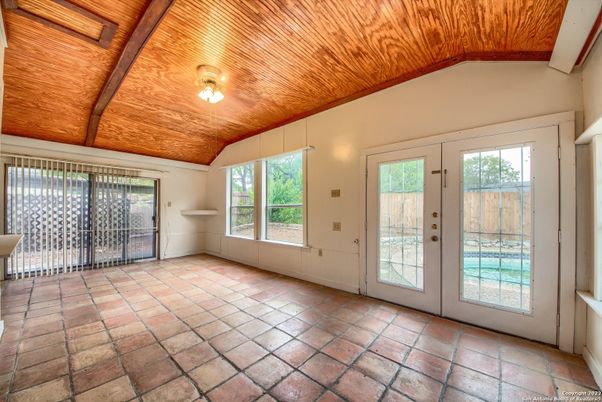 Empty room, Interior, Wooden Beams, Wooden Ceilings