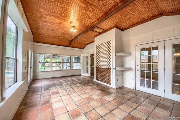 Empty room, Interior, Wooden Ceilings