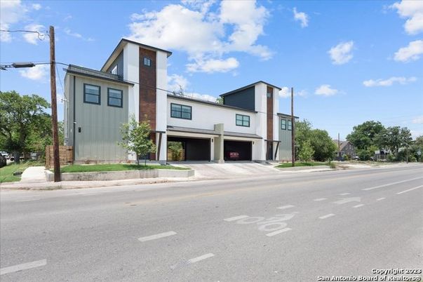 Exterior, Facade, Modern