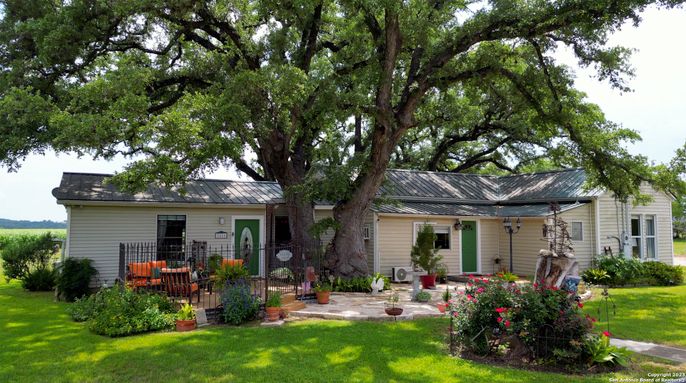 Backyard, Exterior, Facade, Ranch