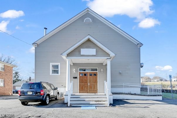Exterior, Facade, Queen Anne Victorian