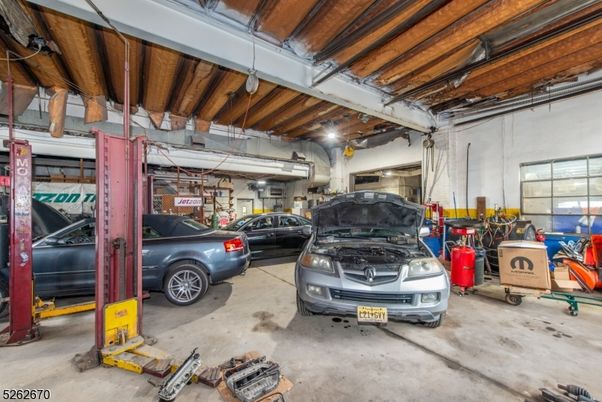 Garage, Interior, Wooden Beams