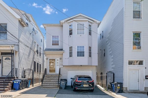Attached, Exterior, Facade, Rowhouse