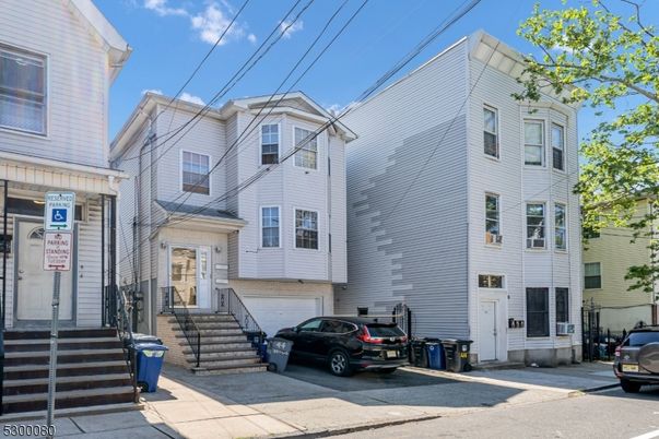 Attached, Exterior, Facade, Rowhouse