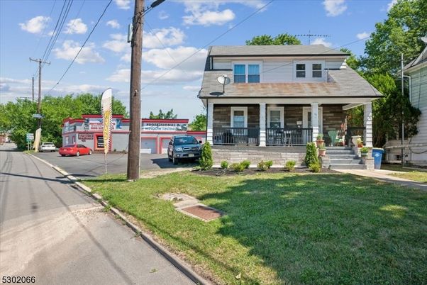 Exterior, Facade, American Foursquare