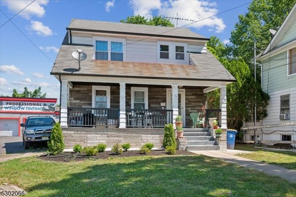 Attached, Exterior, Facade, American Foursquare
