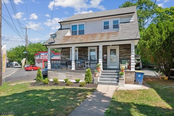 Exterior, Facade, American Foursquare