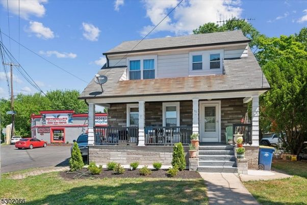 Exterior, Facade, American Foursquare