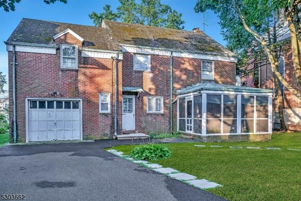 Attached, Exterior, Facade, Brick Facade, Georgian