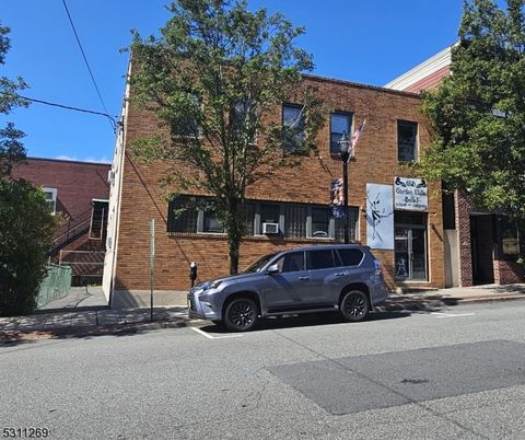 Exterior, Facade, Brick Facade, Rowhouse