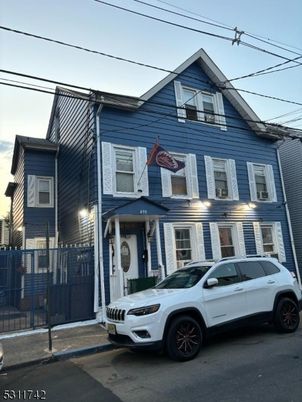 Exterior, Facade, Queen Anne Victorian