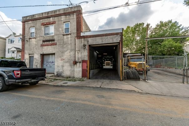 Attached, Exterior, Facade, Rowhouse