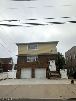 Attached, Exterior, Facade, Brick Facade, American Foursquare