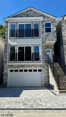 Attached, Exterior, Facade, Rowhouse