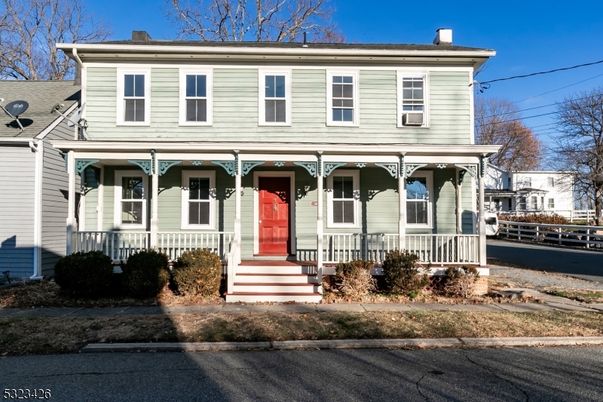 Exterior, Facade, American Foursquare