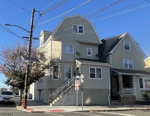 Exterior, Facade, Queen Anne Victorian