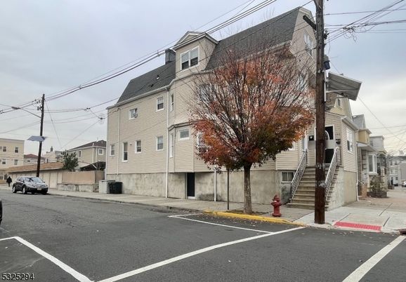 Attached, Exterior, Facade, Rowhouse