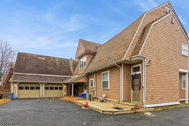 Attached, Exterior, Facade, Cape Cod