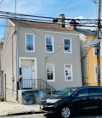 Exterior, Facade, Rowhouse