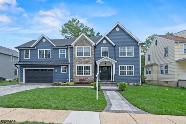 Attached, Exterior, Facade, Rowhouse