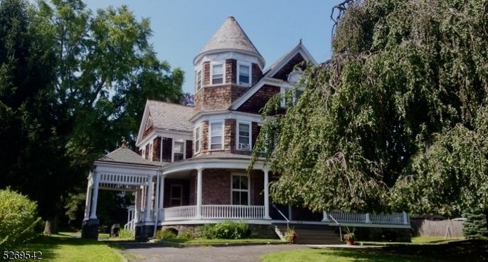 Exterior, Facade, Queen Anne Victorian