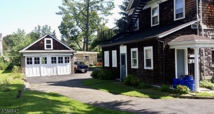 Attached, Exterior, Facade, Cape Cod