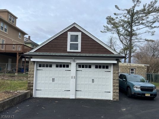 Attached, Exterior, Facade, American Craftsman