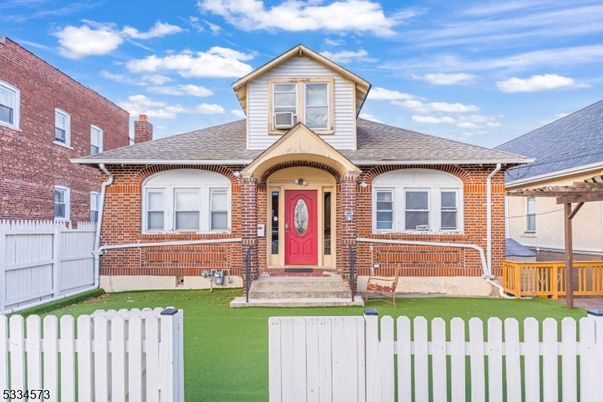 Exterior, Facade, Brick Facade, Cape Cod