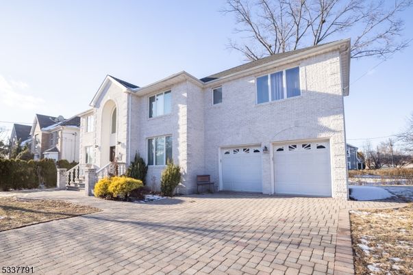 Attached, Exterior, Facade, Rowhouse