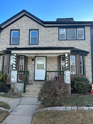 Exterior, Facade, Brick Facade, American Craftsman
