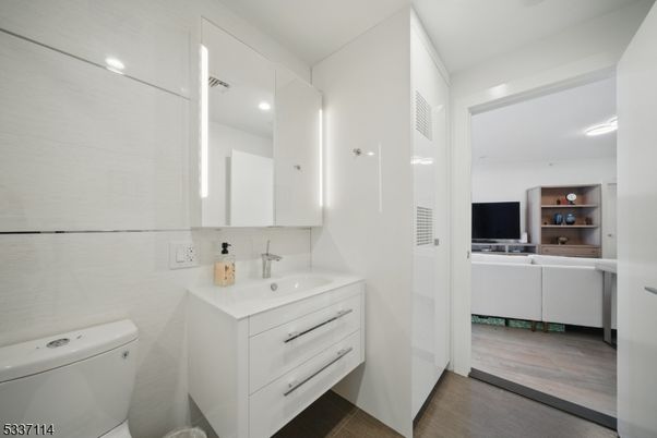 Bathroom, Interior, Living room, Recessed Lighting, Wood Texture Flooring