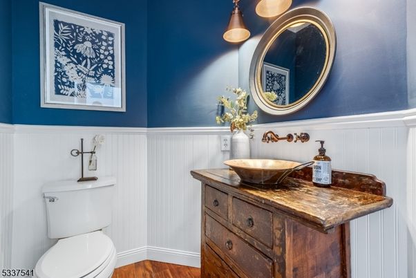 Bathroom, Interior, Pendant Lights, Wood Texture Flooring