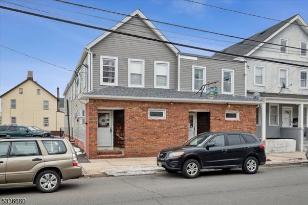 Exterior, Facade, Brick Facade, Rowhouse