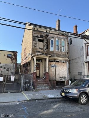 Exterior, Facade, Brick Facade, Rowhouse