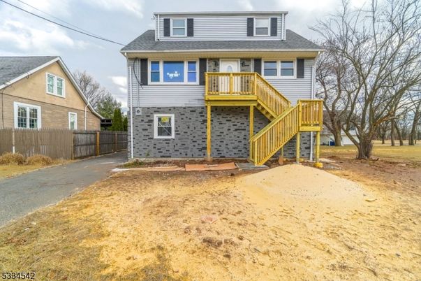 Exterior, Facade, Raised Ranch