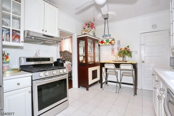 Chandelier, Dining room, Interior, Kitchen, Stainless Steel Appliances