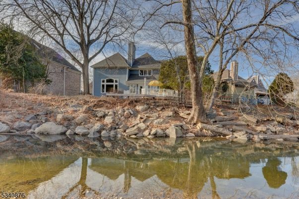 Exterior, Lake