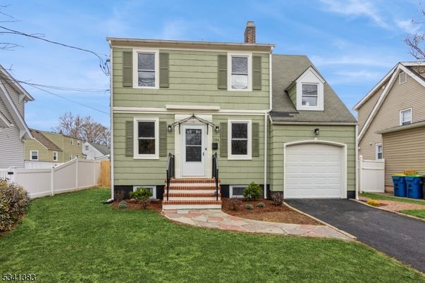 Attached, Exterior, Facade, Cape Cod