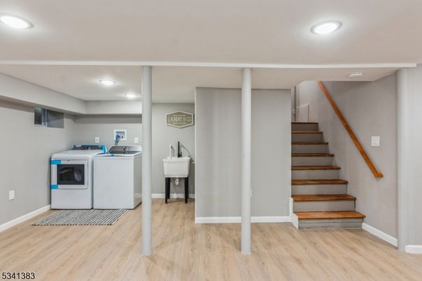 Interior, Recessed Lighting, Washer, Wood Texture Flooring
