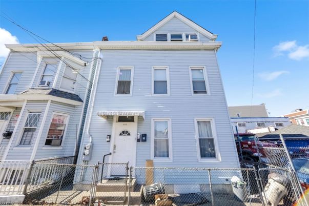Exterior, Facade, Queen Anne Victorian