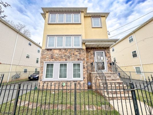 Exterior, Facade, Rowhouse