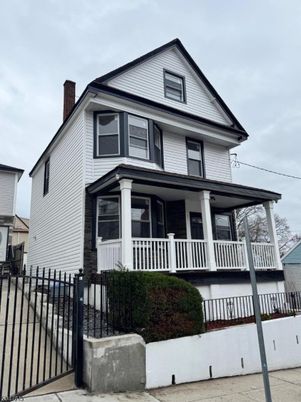 Exterior, Facade, Queen Anne Victorian