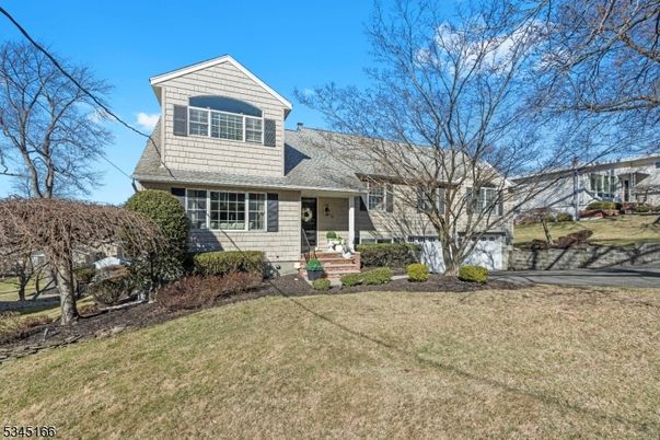 Attached, Exterior, Facade, Cape Cod
