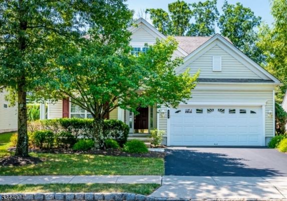 Attached, Exterior, Facade, American Craftsman