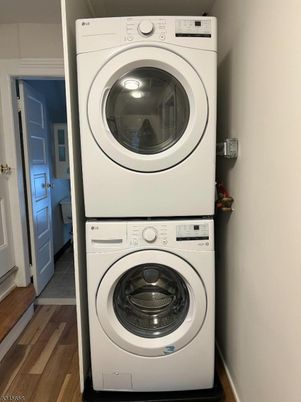Interior, Utility Closets, Washer, Wood Texture Flooring