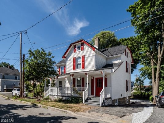 Exterior, Facade, Queen Anne Victorian