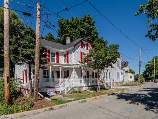 Exterior, Facade, Queen Anne Victorian