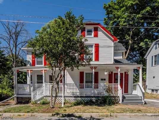 Exterior, Facade, Queen Anne Victorian